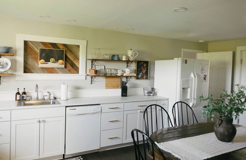 Columbia House | Sunset Farmhouse: A Serene Retreat with Panoramic Views and Relaxing Porch