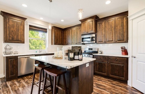 Newberg House | Sunset Grove: A 5-Bedroom Pet-Friendly Home in Newberg, World-Class Food & Wines