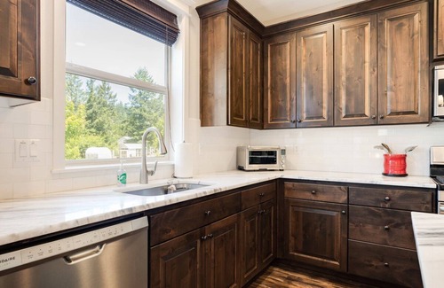 Newberg House | Sunset Grove: A 5-Bedroom Pet-Friendly Home in Newberg, World-Class Food & Wines