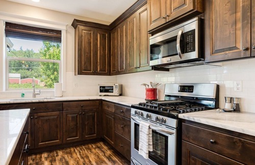 Newberg House | Sunset Grove: A 5-Bedroom Pet-Friendly Home in Newberg, World-Class Food & Wines