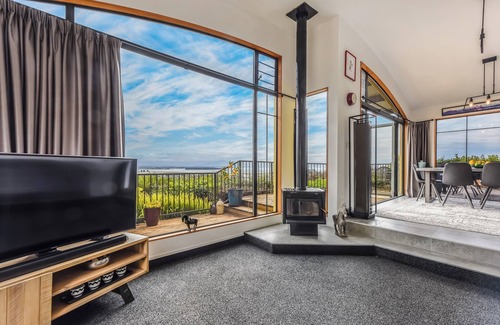 Nelson House | Sunset Heights - Nelson Holiday Home