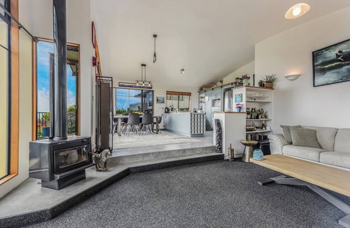 Nelson House | Sunset Heights - Nelson Holiday Home