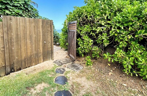 Mokuleia House | Sunset House-beachfront, AC, WiFi, secluded beach, close to epic surf breaks