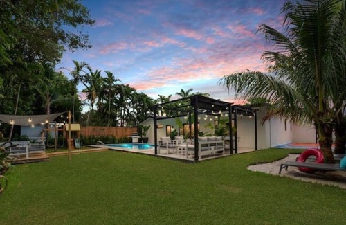 Westchester House | Sunset in Miami/22 guest/heated pool & lake view