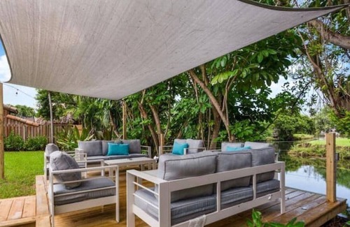Westchester House | Sunset in Miami/22 guest/heated pool & lake view