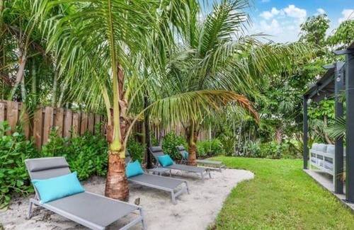 Westchester House | Sunset in Miami/22 guest/heated pool & lake view