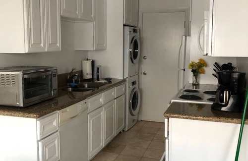 Norma Triangle Apartment | Sunset & LA Cienega, Walk everywhere, free parking, city views, washer dryer.