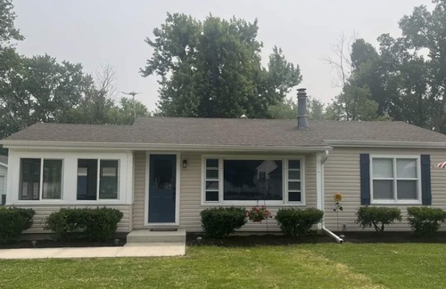 Twin Lakes House | Sunset Lakehouse: lake view, steps from beach and easy commute to Lake Geneva!