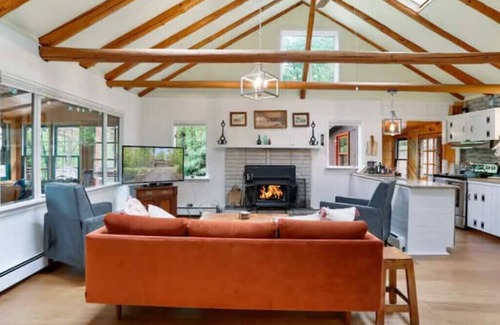 Kabletown Cabin | Sunset Lion Mountain Cabin near a Lake & Vineyards