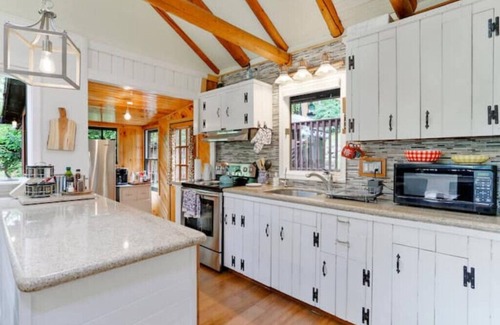 Kabletown Cabin | Sunset Lion Mountain Cabin near a Lake & Vineyards