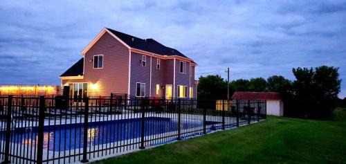 Rutland House | Sunset Lodge - Country Home Near Ark