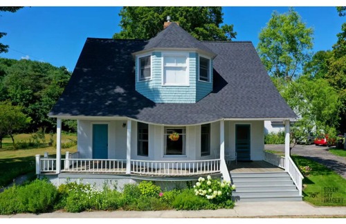 Omena Cottage | Sunset Lodge - Shedd Cottage suites