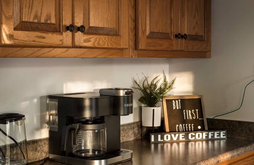 Luray House | Sunset Mountain Retreat! Mountains! Caverns! Hot Tub! Family & dog friendly!