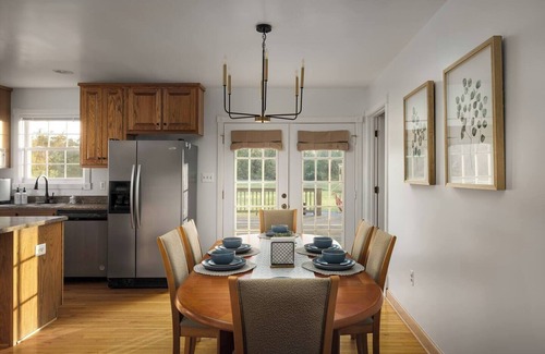 Luray House | Sunset Mountain Retreat! Mountains! Caverns! Hot Tub! Family & dog friendly!