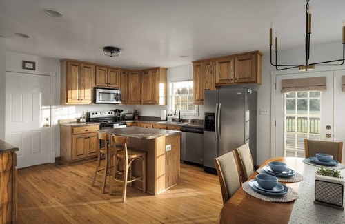 Luray House | Sunset Mountain Retreat! Mountains! Caverns! Hot Tub! Family & dog friendly!