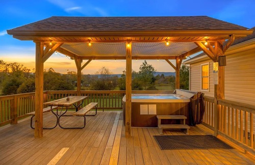 Luray House | Sunset Mountain Retreat! Mountains! Caverns! Hot Tub! Family & dog friendly!