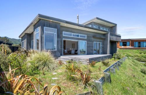 Peka Peka House | Sunset Over Kapiti - Waikanae Holiday Home