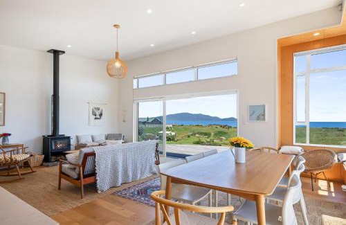 Peka Peka House | Sunset Over Kapiti - Waikanae Holiday Home