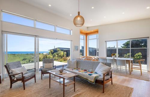 Peka Peka House | Sunset Over Kapiti - Waikanae Holiday Home