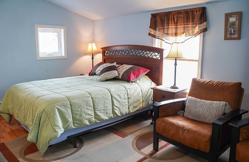 Town of Ledyard Cottage | Sunset Paradise, lakefront on Cayuga Lake w/ Hot Tub, Screened Porch & Boat Lift