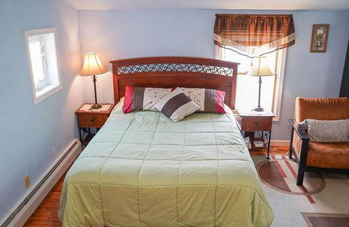 Town of Ledyard Cottage | Sunset Paradise, lakefront on Cayuga Lake w/ Hot Tub, Screened Porch & Boat Lift