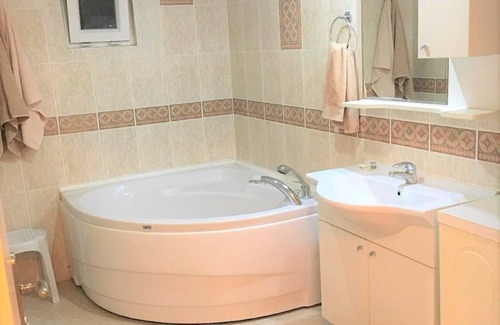 Kemer Mahallesi Apartment | Sunset Residence guarantees a wonderful holiday in this spacious 3 bed home