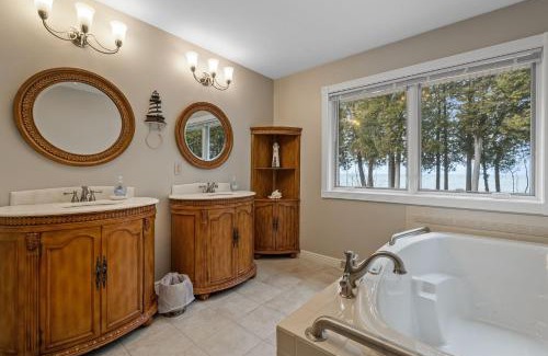 Sturgeon Bay House | Sunset Retreat by Simple Life Rentals
