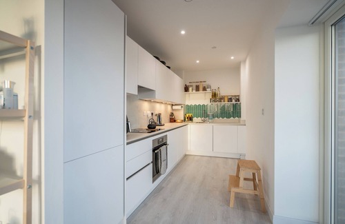 Hounslow Central Condo | Sunset Retreat: Heathrow/Twickenham and Rugby Stadium. Great transport links.