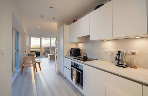 Hounslow Central Condo | Sunset Retreat: Heathrow/Twickenham and Rugby Stadium. Great transport links.