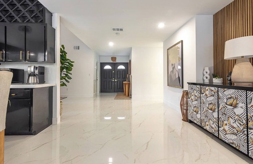 Sunset House | Sunset Retreat - Spacious 5-bedroom house with POOL in awesome Miami