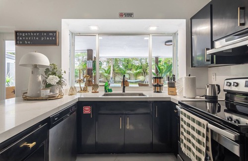Sunset House | Sunset Retreat - Spacious 5-bedroom house with POOL in awesome Miami