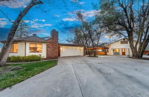 Coarsegold House | Sunset Retreat- TWO houses with hot tub, firepit, multiple kitchens, sleeps 20