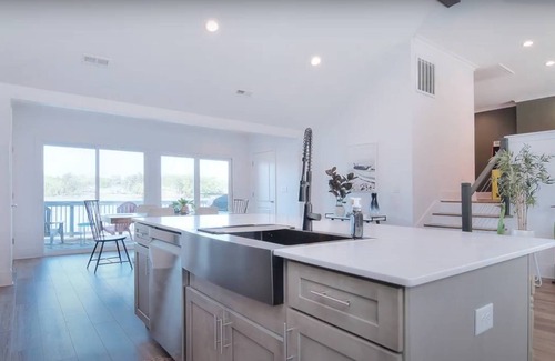 Dixie - Berryhill House | Sunset Shores Retreat: 15% off thru Nov!