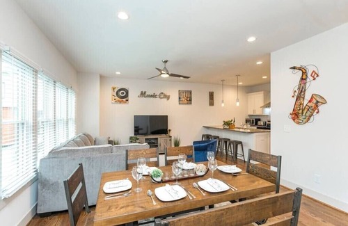 Maplewood Heights House | ★Sunset Stunner★ 7 beds! 9 min→Broadway Garage ★