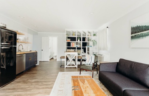 Byrdstown Apartment | Sunset Suite - Charming Two Bedroom Suite at the Lakeside Inn at Dale Hollow