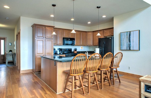 Wolf Laurel House | Sunset Summit | Mountain Retreat Next to Hatley Pointe Ski Resort | Hot Tub