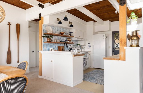 Lagoon Point Cottage | Sunset View Cottage in Lagoon Point -
