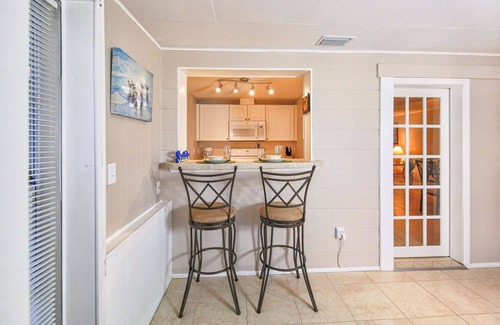 South Venice House | Sunset Villa -Close to Beaches and Shamrock Park - Fenced Yard