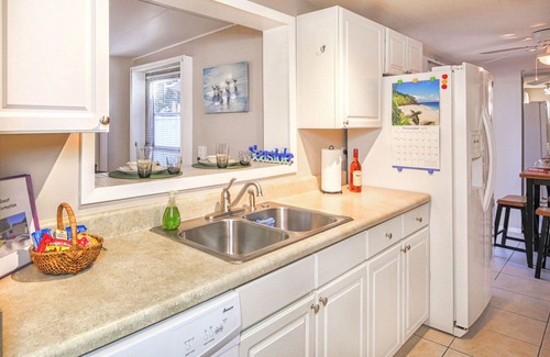 South Venice House | Sunset Villa -Close to Beaches and Shamrock Park - Fenced Yard