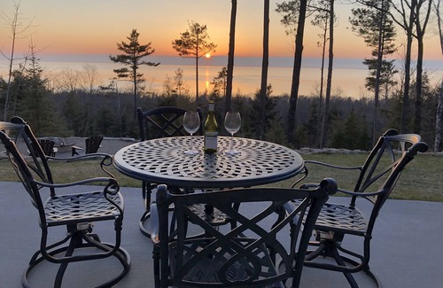 Sturgeon Bay House | SUNSETS ON THE BLUFF! WATERVIEW!