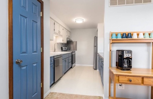 Green Bay Apartment | Sunsets over the Bay, close to University & Packer Stadium & Door county
