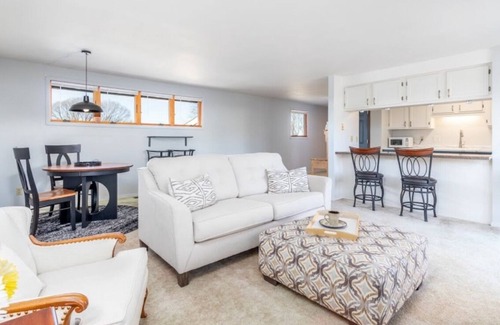Green Bay Apartment | Sunsets over the Bay, close to University & Packer Stadium & Door county
