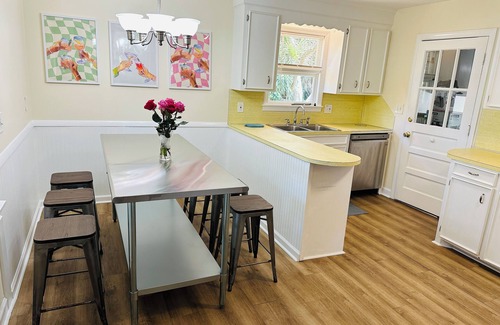 Folly Beach House | SunsetShack Folly Beach House on Pond -PET FRIENDLY-1 Block to beach
