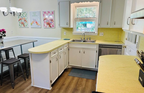 Folly Beach House | SunsetShack Folly Beach House on Pond -PET FRIENDLY-1 Block to beach