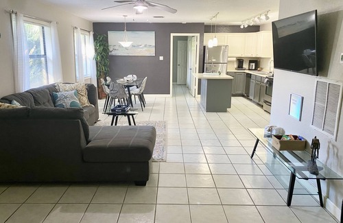 Cooper City House | Sunshine Acre. King Master Suite & BIG Yard