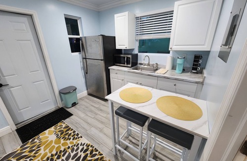 Lake Worth Cottage | Sunshine Beach House: Perfect location, Fast Wifi