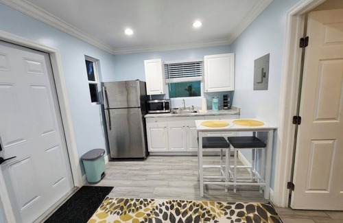 Lake Worth Cottage | Sunshine Beach House: Perfect location, Fast Wifi