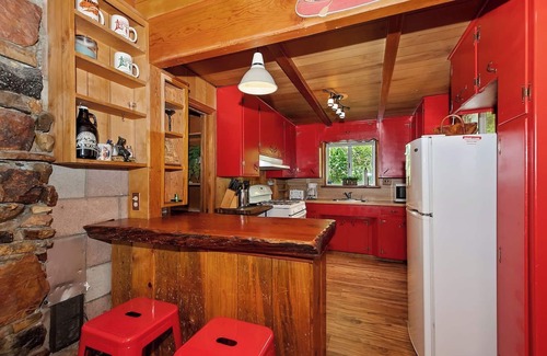 Moonridge Cabin | Sunshine Cabin Cozy 2-Story Getaway