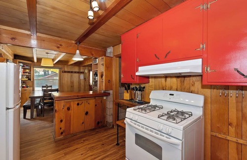 Moonridge Cabin | Sunshine Cabin Cozy 2-Story Getaway