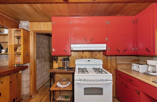 Moonridge Cabin | Sunshine Cabin Cozy 2-Story Getaway